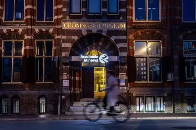 Academie Minerva at night